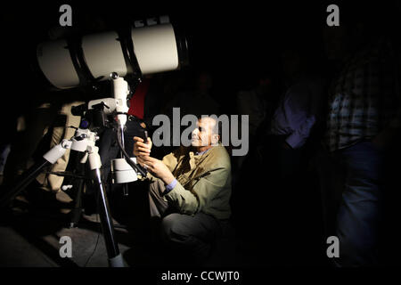 Apr 29, 2010 - La ville de Gaza, bande de Gaza - l'astrophysicien palestinien SULEIMAN BARAKA (C) offre une conférence au Centre Culturel Français dans la ville de Gaza. Baraka, un astrophysicien, chercheur et expert de la météo spatiale à la NASA, a été soulevée depuis ses débuts modestes dans la violence de toutes parts, à Gaza. Il est maintenant de retour de mission Banque D'Images