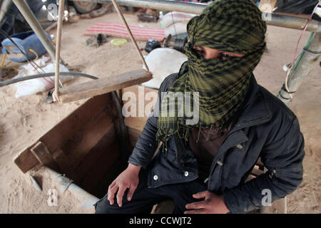 Avril 29, 2010 - La ville de Gaza, bande de Gaza - un tunnel palestinien-digger s'abaisse lui-même dans le tunnel de contrebande où quatre travailleurs palestiniens ont été tués mercredi, à Rafah, le long de la frontière avec l'Egypte, au sud de la bande de Gaza, jeudi. Les responsables palestiniens à Gaza a déclaré que quatre Palestiniens ont été tués Banque D'Images