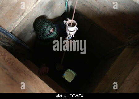 Apr 29, 2010 - La ville de Gaza, bande de Gaza - un tunnel palestinien-digger s'abaisse lui-même dans le tunnel de contrebande où quatre travailleurs palestiniens ont été tués mercredi, à Rafah, le long de la frontière avec l'Egypte, au sud de la bande de Gaza, jeudi. Les responsables palestiniens à Gaza a déclaré que quatre Palestiniens ont été tués Banque D'Images