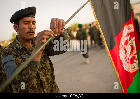 12 mai 2010 - Herat, Afghanistan - Les soldats de l'Armée nationale afghane de la compagnie Siège Supérieur, la 1re Brigade du 207e Corp, se préparer à partir pour une mission du Camp Zafar près de Herat, Afghanistan, le mercredi 12 mai 2010. Zafar Camp est le siège de la 207e corp de l'Afghan National A Banque D'Images