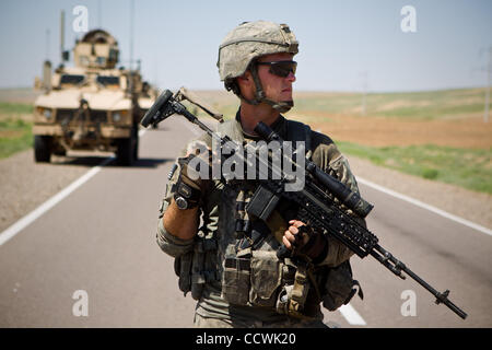 18 mai 2010 - La province d'Herat, Afghanistan - l'armée américaine la FPC. TYLER BABCOCK, du 1er Peloton, Troupe Alpha, 4e Escadron, 73e Régiment de cavalerie, 4e Brigade Combat Team, 82e Division aéroportée, monte la garde, qui se préparent à entrer dans un village dans le district de Kushk la Province d'Herat, Afghanistan. Bras des États-Unis Banque D'Images