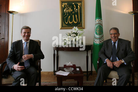 22 mai 2010 - Le Caire, Egypte - Le ministre des Affaires étrangères allemand Guido Westerwelle (L) répond à Amr MOUSSA, secrétaire général de la Ligue arabe, au Caire. Westerwelle visite le Moyen-orient pendant plusieurs jours. (Crédit Image : © Wissam Nassar/ZUMApress.com) Banque D'Images