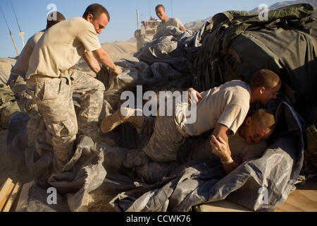 28 mai 2010 - La province de Badghis, Afghanistan - Les soldats de l'Armée américaine à partir de la 3e Peloton, Bravo Batterie, 2e Bataillon, 321e Field Artillery, 4e Brigade Combat Team, 82e Division aéroportée, faire usage des interruptions de barracuda au poste d'observation près de Bala Murghab dans la province de Badghis, Afghanistan, le Wednesd Banque D'Images