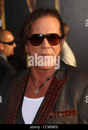 Apr 24, 2010 - Hollywood, Californie, USA - l'acteur Mickey Rourke arrivant à l 'Iron Man 2' Première mondiale tenue à l'El Capitan. (Crédit Image : © Lisa O'Connor/ZUMA Press) Banque D'Images