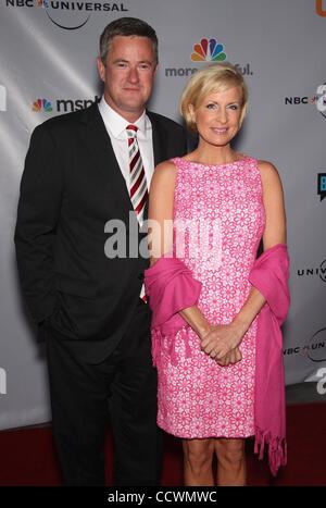 12 mai 2010 - Universal City, California, USA - Accueille JOE SCARBOROUGH & MIKA BRZEZINSKI arrivant au câble Show 2010 Une soirée avec NBC Universal tenue à Universal Studios. (Crédit Image : © Lisa O'Connor/ZUMA Press) Banque D'Images