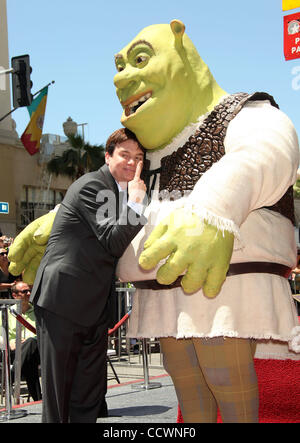 20 mai 2010 - Hollywood, Californie, USA - l'Acteur Mike MYERS comme Shrek reçoit sur Star Walk of Fame. (Crédit Image : © Lisa O'Connor/ZUMA Press) Banque D'Images