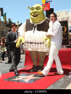 20 mai 2010 - Hollywood, Californie, USA - acteurs Mike Myers & Antonio Banderas comme Shrek reçoit sur Star Walk of Fame. (Crédit Image : © Lisa O'Connor/ZUMA Press) Banque D'Images