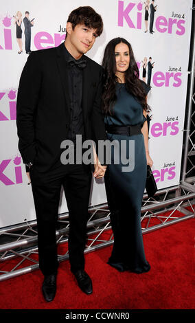 01 juin 2010 - Hollywood, Californie, États-Unis - 1 juin 2010 - Hollywood, Californie, USA - Acteurs ASHTON KUTCHER & Demi Moore arrivant à l 'Killers' Los Angeles Premiere tenue à l'Arclight Cinemas. (Crédit Image : © Lisa O'Connor/ZUMApress.com) Banque D'Images