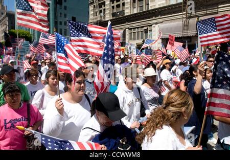 01 mai 2010 - Los Angeles, Californie, États-Unis - Des milliers de personnes se rassemblent dans le centre-ville de Los Angeles pour célébrer le premier mai et d'appeler, de protestation, de la réforme de l'immigration. (Crédit Image : Â© Leopoldo Pena/ZUMA Press) Banque D'Images