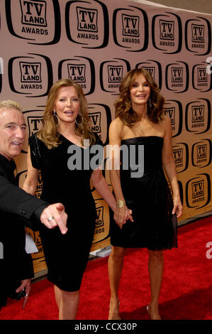17 avril 2010 - Hollywood, Californie, États-Unis - Cheryl Ladd et Jaclyn Smith au cours de la 8e édition de TV Land Awards, qui a eu lieu au Studio Sony, le 17 avril 2010, à Culver City, en Californie.. 2010.I15182MGE(Credit Image : Â© Michael Germana/Globe Photos/ZUMApress.com) Banque D'Images
