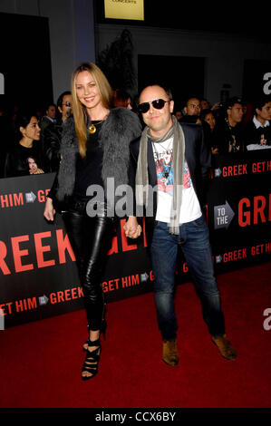 25 mai 2010 - Hollywood, Californie, États-Unis - Connie Nielsen et Lars Ulrich lors de la première du nouveau film d'Universal Pictures l'amener à la grecque, qui a eu lieu au Théâtre Grec, le 25 mai 2010, à Los Angeles.. 2010.K65086MGE(Image Crédit : Â© Michael Germana/Globe Photos/ZUMApress.com) Banque D'Images