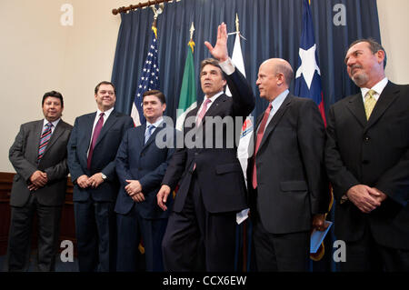 27 mai 2010 - Austin, Texas, USA - Le gouverneur du Texas, RICK PERRY, se réunit avec le gouverneur RODRIGO MEDINA DE LA CRUZ de Nuevo Leon, au Mexique ainsi que des leaders des deux nations pour discuter de la sécurité des frontières et les questions économiques. Le Mexique est le plus important partenaire commercial du Texas, avec plus de 56 milliards de dollars dans Texa Banque D'Images