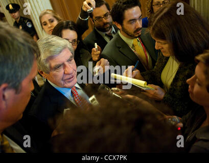 Apr 26,2010 - Washington, District de Columbia USA - Le Sénateur Ben Nelson, républicain de l'Illinois s'adresse aux journalistes après son "non" à une motion d'invoquer Cloture sur la motion proposant de passer à l'examen de la loi de stabilité financière. Nelson a été considéré comme un possible flip v Banque D'Images