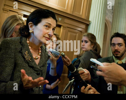 Apr 26,2010 - Washington, District de Columbia USA - Le Sénateur républicain Olympia Snowe parle aux médias après son vote sur une motion d'invoquer Cloture sur la motion proposant de passer à l'examen de la loi de stabilité financière. La motion a été rejetée par un vote de 57-41. (Crédit Image : © Banque D'Images