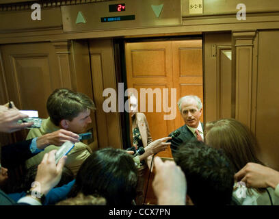 Apr 26,2010 - Washington, District de Columbia USA - Le Sénateur républicain Bob Corker est coincé dans l'ascenseur par la presse à l'issue de son vote sur une motion d'invoquer Cloture sur la motion proposant de passer à l'examen de la loi de stabilité financière. La motion a été rejetée par un vote de 57-41. Banque D'Images