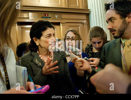 Apr 26,2010 - Washington, District de Columbia USA - Le Sénateur républicain Olympia Snowe parle aux médias après son vote sur une motion d'invoquer Cloture sur la motion proposant de passer à l'examen de la loi de stabilité financière. La motion a été rejetée par un vote de 57-41. (Crédit Image : © Banque D'Images