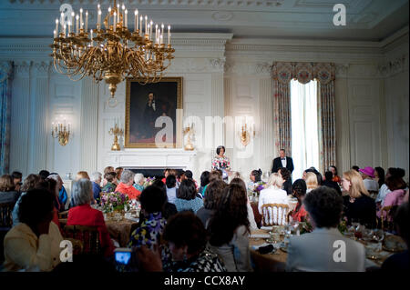 Mai 7,2010 - Washington, District de Columbia USA - La Première Dame Michelle Obama accueille un événement jour MotherÕs dans la salle à manger d'état de la Maison Blanche. Mme Obama s'est félicité de l'ancienne Première Dame Rosalyn Carter et sa petite-fille Sarah Carter, Tricia Nixon Cox, et Susan et Anne Eisenhower retour à la W Banque D'Images