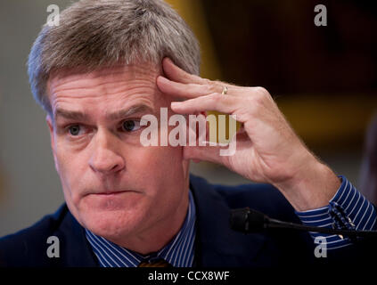 26 mai 2010 - Washington, District of Columbia, États-Unis, représentant de la Louisiane - Bill Cassidy est à l'écoute de secrétaire à l'intérieur Ken Salazar comme il témoigne devant le comité des ressources naturelles de la Chambre 'Plateau Continental Stratégie du pétrole et du gaz et des implications de la plate-forme Deepwater Horizon Explo Banque D'Images