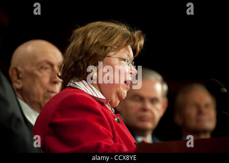 27 mai 2010 - Washington, District of Columbia, États-Unis, - le sénateur Barbara Mikulski partage sa réaction, au cours d'une conférence de presse, le président Obama's news qu'il a arrêté tous les forages pétroliers en eau profonde dans le Golfe pour les six prochains mois ou jusqu'à ce qu'une commission présidentielle co-présidé par Banque D'Images