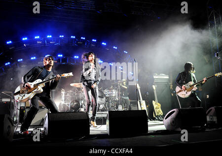Apr 17, 2010 - Indio, California, USA - guitariste DEAN FERTITA, chanteuse Alison Mosshart, Jack White le batteur et le bassiste JACK LAWRENCE du groupe The Dead Weather il se produit dans le cadre de la vallée de Coachella 2010 Music and Arts Festival. Le festival de trois jours permettra d'attirer plus de 75, 000 music Banque D'Images