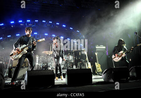 Apr 17, 2010 - Indio, California, USA - guitariste DEAN FERTITA, chanteuse Alison Mosshart, Jack White le batteur et le bassiste JACK LAWRENCE du groupe The Dead Weather il se produit dans le cadre de la vallée de Coachella 2010 Music and Arts Festival. Le festival de trois jours permettra d'attirer plus de 75, 000 music Banque D'Images
