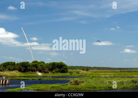 14 mai 2010 - Genève, Floride, États-Unis - la navette spatiale Atlantis tonné loin sur son dernier voyage en orbite Vendredi, hissant un équipage expérimenté de six et un plein chargement de pignon de la station spatiale. La mission de 12 jours est le dernier pour l'Atlantide, la quatrième ligne de la NASA de navettes spatiales. Seulement deux flig Banque D'Images