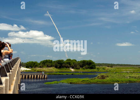 14 mai 2010 - Genève, Floride, États-Unis - la navette spatiale Atlantis tonné loin sur son dernier voyage en orbite Vendredi, hissant un équipage expérimenté de six et un plein chargement de pignon de la station spatiale. La mission de 12 jours est le dernier pour l'Atlantide, la quatrième ligne de la NASA de navettes spatiales. Seulement deux flig Banque D'Images