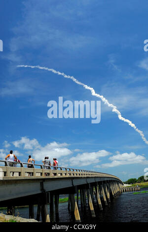 14 mai 2010 - Genève, Floride, États-Unis - la navette spatiale Atlantis tonné loin sur son dernier voyage en orbite Vendredi, hissant un équipage expérimenté de six et un plein chargement de pignon de la station spatiale. La mission de 12 jours est le dernier pour l'Atlantide, la quatrième ligne de la NASA de navettes spatiales. Seulement deux flig Banque D'Images