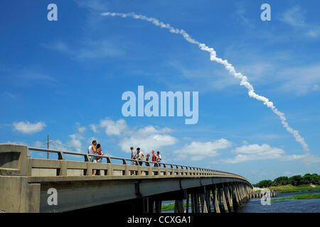 14 mai 2010 - Genève, Floride, États-Unis - la navette spatiale Atlantis tonné loin sur son dernier voyage en orbite Vendredi, hissant un équipage expérimenté de six et un plein chargement de pignon de la station spatiale. La mission de 12 jours est le dernier pour l'Atlantide, la quatrième ligne de la NASA de navettes spatiales. Seulement deux flig Banque D'Images