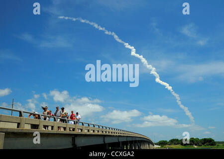 14 mai 2010 - Genève, Floride, États-Unis - la navette spatiale Atlantis tonné loin sur son dernier voyage en orbite Vendredi, hissant un équipage expérimenté de six et un plein chargement de pignon de la station spatiale. La mission de 12 jours est le dernier pour l'Atlantide, la quatrième ligne de la NASA de navettes spatiales. Seulement deux flig Banque D'Images