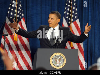 Le président américain Barack Obama reconnaît la foule avant de parler de l'emploi et l'économie au cours de la Maison Blanche de la rue principale d''arrêt à Savannah Technical College à Savannah, Georgia USA le 02 mars 2010. Banque D'Images