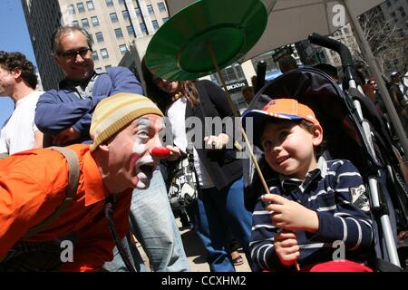 Apr 02, 2010 - New York, New York, USA - ADRIANO PIZZUTO, 4 d'Italie appréciant les clowns à l'Herald Square Park à Manhattan. Clowns de la Ringling Bros World célèbre Clown Alley se préparer pour le spectacle. (Crédit Image : Â© Mariela Lombard/ZUMA Press) RESTRICTIONS : * New York City Journaux Banque D'Images