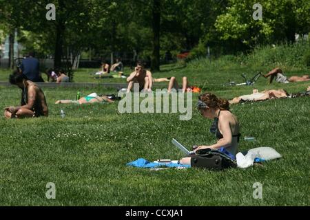 Mai 05, 2010 - New York, New York, États-Unis - New-yorkais profiter du soleil et de travail sur leurs ordinateurs à l'Hudson River Park sur Charles St. et Westside Highway à Manhattan. (Crédit Image : Â© Mariela Lombard/ZUMA Press) Banque D'Images