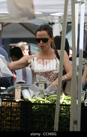 30 mai 2010 - Los Angeles, Californie, États-Unis - Jennifer Garner avait les mains plein de trucs verts, légumes, céréales, graines de tournesol et d'autres aliments sains tout en faisant du shopping à un marché agricole local. Le Hollywood maman était accompagné de son joli filles Violet et Seraphina. (Crédit Image : © Laguna I Banque D'Images