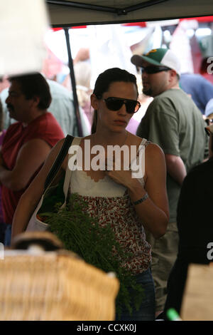 30 mai 2010 - Los Angeles, Californie, États-Unis - Jennifer Garner avait les mains plein de trucs verts, légumes, céréales, graines de tournesol et d'autres aliments sains tout en faisant du shopping à un marché agricole local. Le Hollywood maman était accompagné de son joli filles Violet et Seraphina. (Crédit Image : © Laguna I Banque D'Images