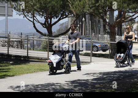 30 mai 2010 - Los Angeles, Californie, États-Unis - l'Acteur Tobey Maguire poussant deux poussettes tout en prenant un bain de soleil avec sa femme Jennifer MEYER, fils OTIS et sa fille RUBY sur un week-end du Memorial promenade dans Santa Monica. (Crédit Image : © Laguna Images/ZUMApress.com) Banque D'Images