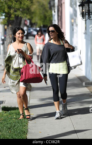 Juin 01, 2010 - Los Angeles, Californie, États-Unis - Kate Beckinsale quitte Byron & Tracey avec son adjoint après avoir son style de cheveux. (Crédit Image : © Laguna Images/ZUMApress.com) Banque D'Images