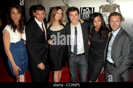 Avril 07, 2010 - Los Angeles, Californie, États-Unis - FONTE DES OS - MICHAELA CONLIN, DAVID BOREANAZ, EMILY DECHANEL participe à la 100e épisode Celebration Party pour ''Bones'' de poche CLIÉ à 650 au nord de l'ouest d'Hollywood, CA. 04-07-10. 2010.K64583(LONG DROIT Crédit : Â© D. Long/Globe Photos/ZUMApress.com) Banque D'Images