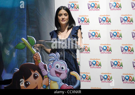 Mars 02, 2010 - Los Angeles, California, United States - Salma Hayek assiste à la Children's Defense Fund d'accueillir la 10e anniversaire de Dora the Explorer tenue au Nickelodeon Animation Studio de Burbank, CA. 03-02-10. 2009.K63731(LONG DROIT Crédit : Â© D. Long/Globe Photos/ZUMApress.com) Banque D'Images