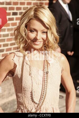 Mar 08, 2010 - New York, New York, USA - Talk-show d'accueil KELLY RIPA Pose pour photos à son apparence sur la 'Late Show With David Letterman" tenue à l'Ed Sullivan Theater. (Crédit Image : Â© Nancy/Kaszerman ZUMA Press) Banque D'Images