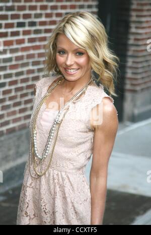 Mar 08, 2010 - New York, New York, USA - Talk-show d'accueil KELLY RIPA Pose pour photos à son apparence sur la 'Late Show With David Letterman" tenue à l'Ed Sullivan Theater. (Crédit Image : Â© Nancy/Kaszerman ZUMA Press) Banque D'Images