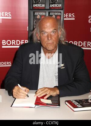 Mar 10, 2010 - New York, New York, USA - l'ancien gouverneur du Minnesota Jesse Ventura et lutteur professionnel fait la promotion de son nouveau livre "complots américains : mensonges, mensonges, mensonges et plus sale que le gouvernement nous dit' sur Wall Street. (Crédit Image : Â© Nancy/Kaszerman ZUMA Press) Banque D'Images