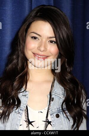 Mar 11, 2010 - New York, New York, USA - Chanteur et l'actrice Miranda Cosgrove favorise l 'Quaker Chewy Afterschool Rocks' campagne qui appelle l'attention de nécessité des programmes parascolaires tenue au PS 72 dans Harlem. (Crédit Image : Â© Nancy/Kaszerman ZUMA Press) Banque D'Images