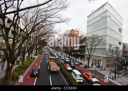 16 avril 2010 - Tokyo, Japon - une photo disponible le 16 avril montre l'immeuble Christian Dior dans le quartier Omotesando, le quartier de la mode de Tokyo. Le bâtiment, achevé en 2003, a été faite par lauréats du prix Pritzker 2010 Kazuyo Sejima et Ryue Nishizawa. Banque D'Images