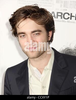 Mar 01, 2010 - New York, New York, USA - l'acteur Robert Pattinson assiste à la première de New York 'Remember me' qui s'est tenue à Paris le théâtre. (Crédit Image : Â© Nancy/Kaszerman ZUMA Press) Banque D'Images