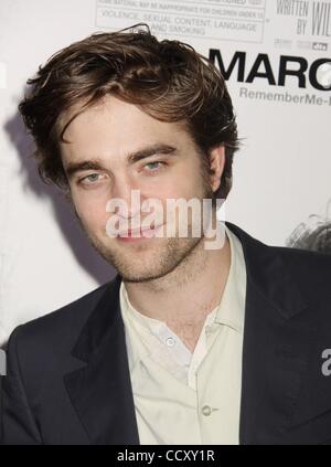 Mar 01, 2010 - New York, New York, USA - l'acteur Robert Pattinson assiste à la première de New York 'Remember me' qui s'est tenue à Paris le théâtre. (Crédit Image : Â© Nancy/Kaszerman ZUMA Press) Banque D'Images