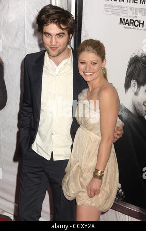 Mar 01, 2010 - New York, New York, USA - l'acteur Robert Pattinson et Emilie de Ravin assister à la première de New York 'Remember me' qui s'est tenue à Paris le théâtre. (Crédit Image : Â© Nancy/Kaszerman ZUMA Press) Banque D'Images