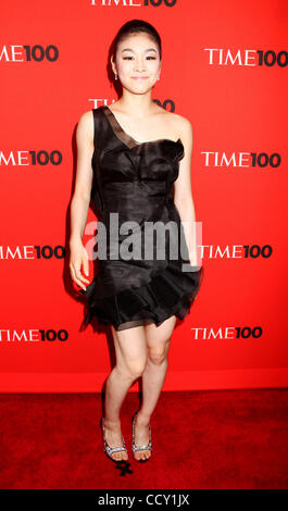 Médaille d'or de patinage sur glace vainqueur olympique KIM YU-NA assiste à l'heure 100 2010 Gala tenu au Time Warner Center. Banque D'Images