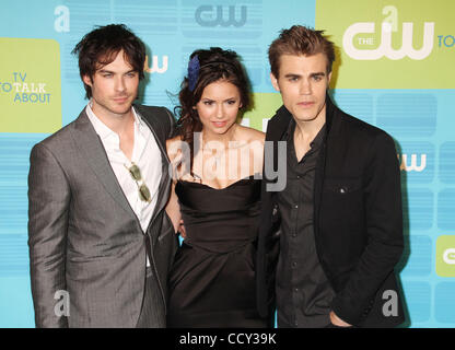 IAN SOMERHALDER Acteurs, NINA DOBREV ET PAUL WESLEY assister à la CW Upfront tenue au Madison Square Garden. Banque D'Images