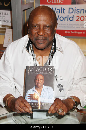 Auteur/author LOU GOSSETT JR. fait la promotion de son nouveau livre à Book Expo America 2010 tenue à l'Jacob Javits Center. Banque D'Images